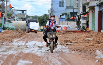 Đường thi công ì ạch, học sinh ở TPHCM lội bùn đất đến trường