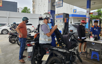 Giá xăng giảm, dầu tăng nhẹ