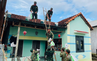 Bộ đội đã có mặt ở nhiều tỉnh miền Trung, hối hả giúp dân gia cố nhà cửa