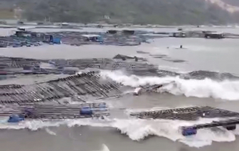 Mưa bão phá hủy lồng bè, bóp nát biển quảng cáo ở Gia Lai