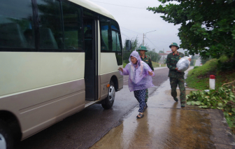 Bão số 13 sắp đổ bộ: Gia Lai cấm người dân ra đường từ 15g30, cấm xe từ 17g