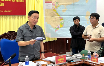 Phó Thủ tướng Trần Hồng Hà họp triển khai công tác ứng phó với bão số 13 tại Sở chỉ huy tiền phương