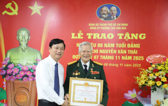 Trao Huy hiệu 80 năm tuổi Đảng cho đảng viên lão thành Nguyễn Văn Thái