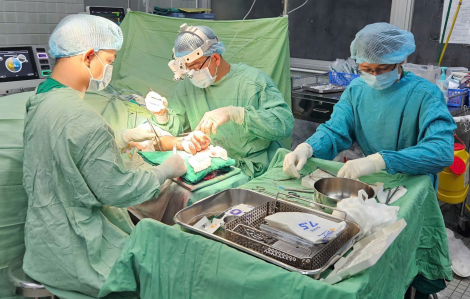 Ẩu đả với hàng xóm, người đàn ông bị chém đứt lìa 2 bàn tay