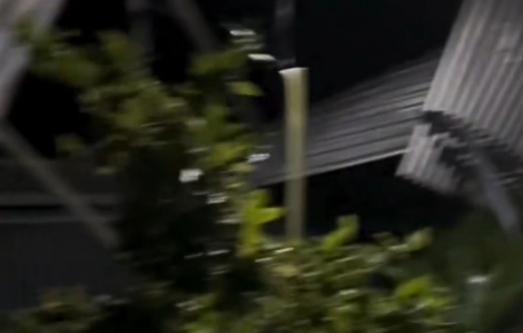 Bão Kalmaegi đổ bộ đất liền khiến nhà dân sập, tốc mái