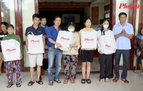Báo Phụ nữ TPHCM tặng quà cho người dân vùng lũ ở Huế