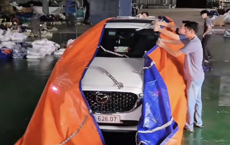 Nhà phao, can nhựa, túi chống ngập ô tô... "lên ngôi"