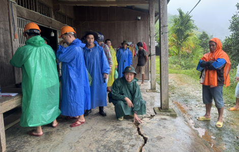 Vết nứt chạy dọc sườn đồi và nền nhà dân, khẩn cấp di dời hơn 100 người ở Đà Nẵng