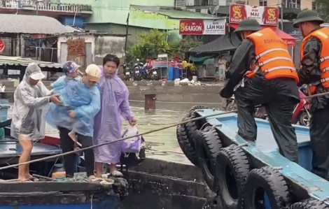 Đưa em bé sốt cao vào bờ cấp cứu giữa lúc bão sắp đổ bộ