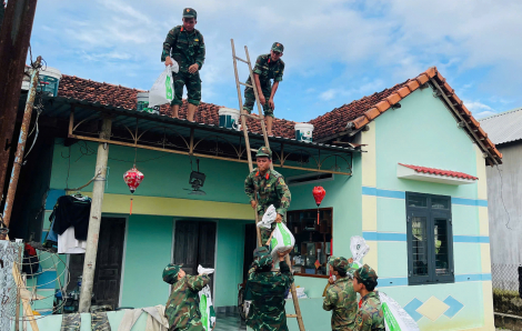 Bộ đội đã có mặt ở nhiều tỉnh miền Trung, hối hả giúp dân gia cố nhà cửa