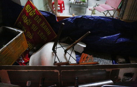 Người dân Thanh Đa dựng 2 lớp hàng rào 'phòng thủ' triều cường