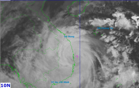 Tâm bão số 13 đang trên biển Đắk Lắk - Gia Lai, gió giật cấp 17, sóng cao nhất có thể đến 10m
