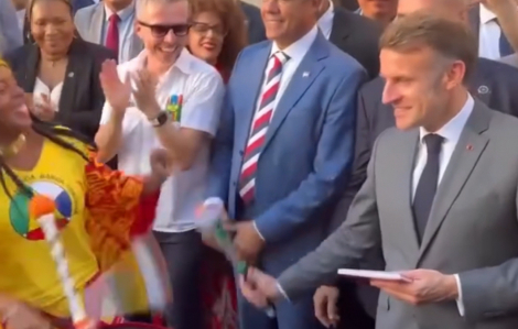 Tổng thống Pháp chơi nhạc cụ, được người dân Brazil chào đón nồng nhiệt