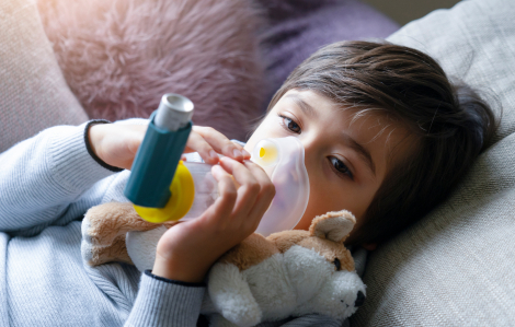 Trẻ khởi phát cơn hen nhưng quên mang thuốc dự phòng, phải làm sao?