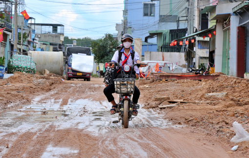 Đường thi công ì ạch, học sinh ở TPHCM lội bùn đất đến trường