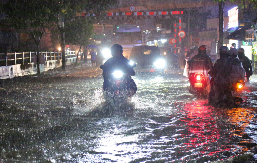 Triều cường dâng cao kỷ lục, nhiều khu vực TPHCM có nguy cơ vượt mức lịch sử