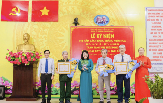 36 đảng viên phường Tân Sơn Hòa được trao Huy hiệu Đảng