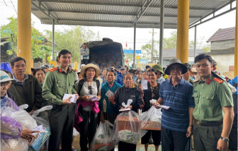 Công an tỉnh An Giang trao tiền và quà hỗ trợ người dân vùng lũ TP Huế