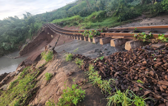 Đường sắt Bắc Nam bị sạt lở do bão số 13, nhiều tàu phải nằm chờ