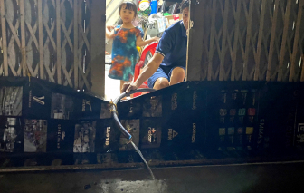 Người dân TPHCM chật vật chống chọi với triều cường