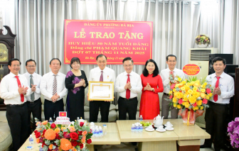 Phó Bí thư Thành ủy Đặng Minh Thông trao Huy hiệu 50 năm tuổi Đảng cho ông Phạm Quang Khải