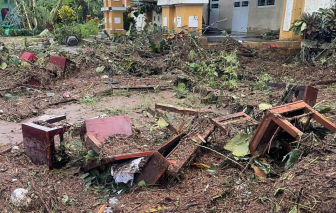 Phú Yên tiêu điều xơ xác khi bão tan, lũ lên