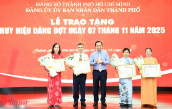 UBND TPHCM trao Huy hiệu Đảng cho 32 đảng viên, tri ân những cống hiến bền bỉ