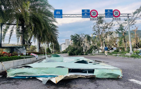 Bão số 13 càn quét 3 tỉnh: 9 người thương vong, hàng ngàn ngôi nhà đổ sập, tốc mái