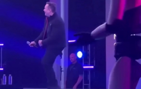 Elon Musk nhảy với robot khi được phê chuẩn gói thù lao 1.000 tỷ USD