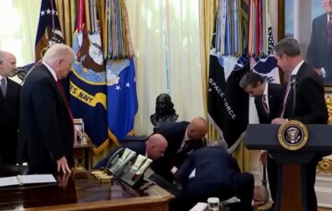 Người đàn ông ngã gục trong hội nghị Tổng thống Donald Trump chủ trì