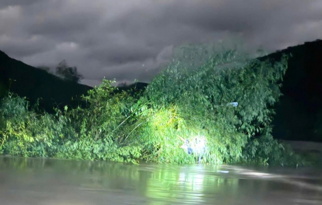 Nước lũ cuốn trôi ô tô ở Đắk Lắk, 2 người sống sót nhờ 1 bụi tre