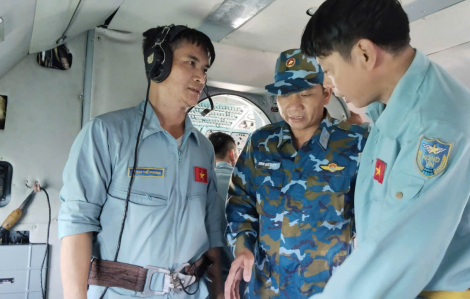 Trực thăng quần thảo biển Lý Sơn tìm kiếm 3 người mất tích trên thuyền thúng