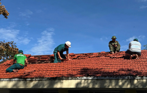 Lốc xoáy trong đêm bão khiến hàng chục nhà dân ở Đà Nẵng bị tốc mái