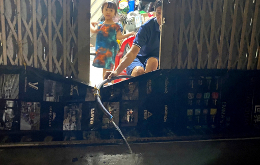 Người dân TPHCM chật vật chống chọi với triều cường