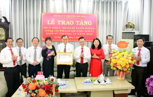 Phó Bí thư Thành ủy Đặng Minh Thông trao Huy hiệu 50 năm tuổi Đảng cho ông Phạm Quang Khải