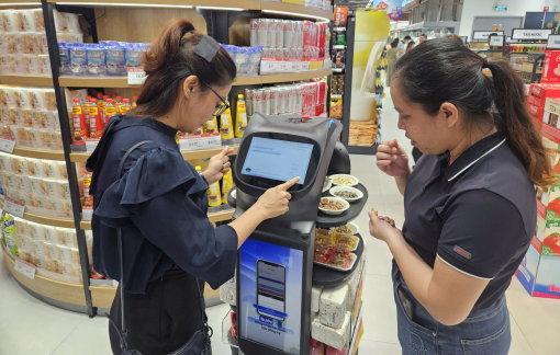 Siêu thị Co.opmart đầu tiên có robot phục vụ khách hàng