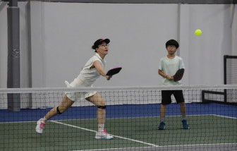 'Không sao đâu em, để anh lo', 'Mẹ từ từ thôi': Những bài học yêu thương trên sân Pickleball
