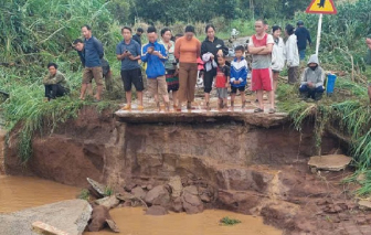 Một buôn ở Đắk Lắk bị cô lập do cầu dân sinh bị mưa bão cuốn trôi
