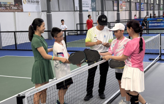 Những đứa trẻ trên sân Pickleball: Quyết liệt nhưng vẫn... 'nhường bạn'