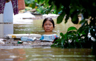 Tình yêu thương dìu nhau qua khốn khó