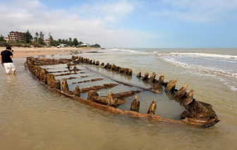 Xác tàu cổ lại trồi lên trên biển Hội An sau thời gian dài mất dấu