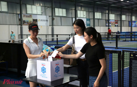 Báo Phụ nữ TPHCM quyên góp ủng hộ đồng bào miền Trung tại giải pickleball