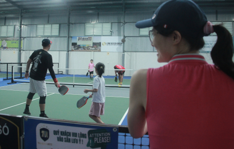 Gia đình cổ vũ nhau hết mình trên sân đấu giải Pickleball