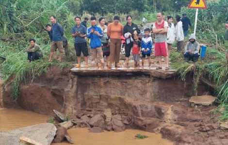 Một buôn ở Đắk Lắk bị cô lập do cầu dân sinh bị mưa bão cuốn trôi