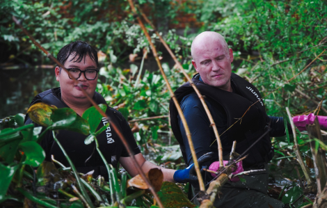 Người nước ngoài tham gia khơi thông kênh rạch cùng các bạn trẻ TPHCM