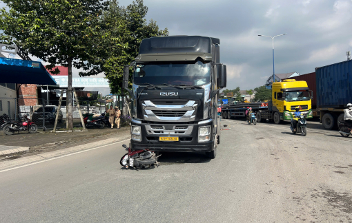 Xe đầu kéo va chạm với xe máy, 3 người trong 1 gia đình tử vong