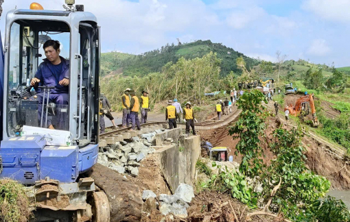 Xuyên đêm nối lại đoạn đường sắt Bắc Nam bị chia cắt