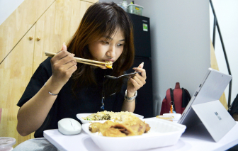 Ăn cơm cùng điện thoại: Thói quen hay nỗi cô đơn?