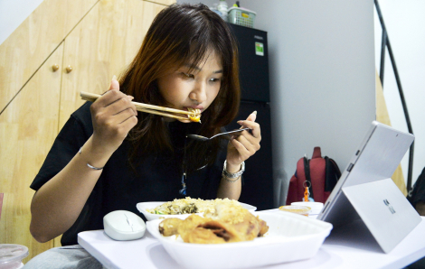 Ăn cơm cùng điện thoại: Thói quen hay nỗi cô đơn?