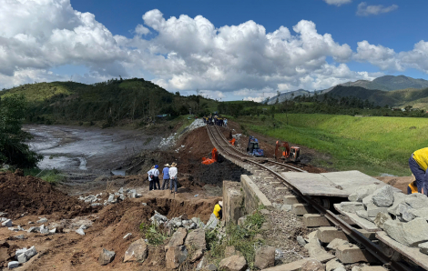 Chiều 10/11 thông tuyến đường sắt Bắc - Nam, cấp điện 100% cho khách hàng